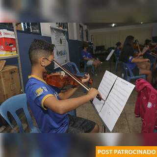 Projetos sociais ensinam música clássica para crianças do Bairro Aero Rancho. (Foto: Paulo Francis)