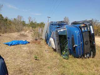 Caminh&atilde;o tomba e homem morre ap&oacute;s ter cabe&ccedil;a esmagada por ton&eacute;is de &oacute;leo