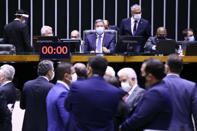 Em vota&ccedil;&atilde;o dividida, deputados arquivam voto impresso de Bolsonaro