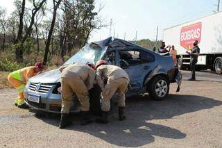 Militares do Corpo de Bombeiros e funcionário da CCR MSVia no local do acidente com morte. (Foto: Kísia Ainoã)