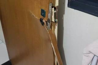 Porta do quarto estava trancada e foi arrombada por bandido. (Foto: Arquivo Pessoal)