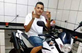Ailton Franco da Silva, 24 anos, encontrado morto após ser alvejado na Capital. (Foto: Reprodução/Facebook)