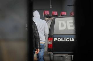 Investigado chega preso a delegacia especializada. (Foto: Marcos Maluf)