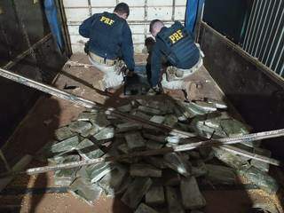 Tabletes de cloridrato de cocaína estavam embaixo da carga de soja. (Foto: Divulgação | PRF)