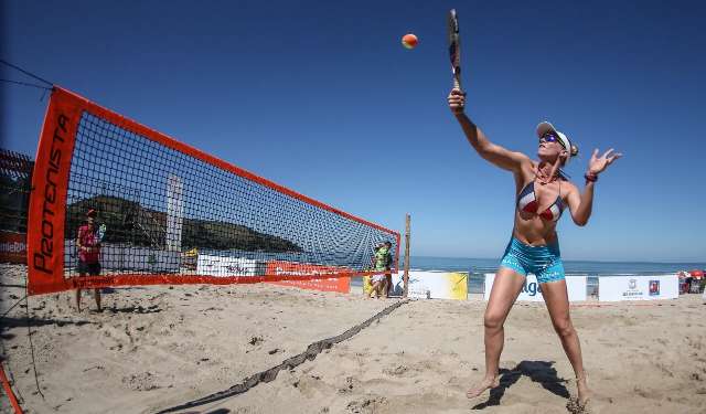 Atleta de MS disputa etapa do circuito nacional de beach tennis 