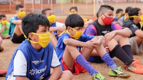 Escolinha de futebol pública retoma atividades após mais de um ano parada