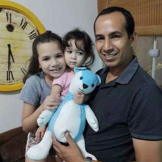 Fabio com as filhas e o ursinho, que antes era camisa. (Foto: Arquivo Pessoal)
