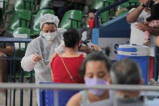 Aplicação de vacina contra covid sendo feita em Campo Grande. (Foto: Marcos Maluf/Arquivo)