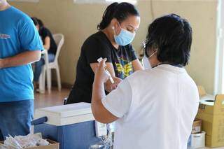 Profissional de saúde prepara dose de vacina na Seleta. (Foto: Paulo Francis)