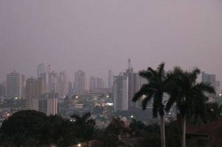 Nesta quarta-feira, o dia amanheceu com névoa úmida em Campo Grande. (Foto: Henrique Kawaminami) 