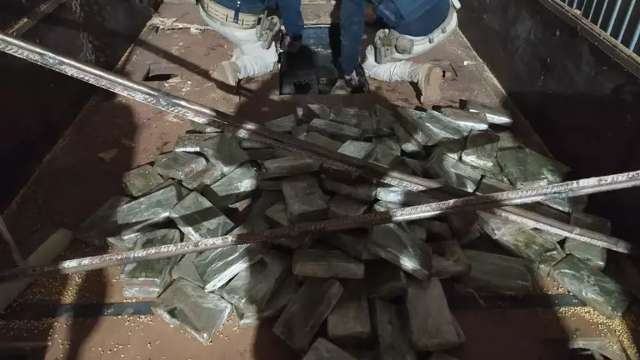 Motorista &eacute; preso com R$ 40 milh&otilde;es em coca&iacute;na escondidos em carga de soja