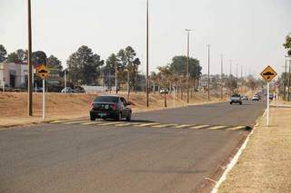 Quebra-molas foi instalado a cerca de 300 metros do local do acidente que matou pai e filho, na sexta. (Foto: Kísie Ainoã)