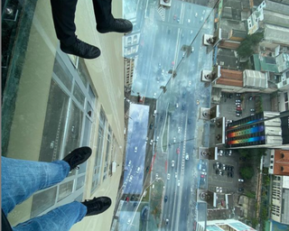 Grandes caixas de vidro bem reforçado que se estendem para fora do edifício no 42º andar (Foto: Reprodução)
