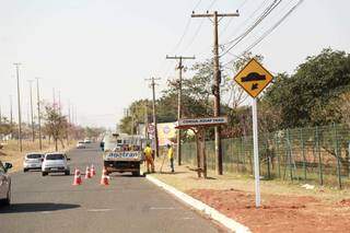 Placa indica local onde outro quebra-molas será instalado, na pista sentido Centro/bairro. (Foto: Kísie Ainoã)