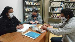 Na Biblioteca Estadual Isaías Paim, pessoas com deficiência visual leem livros em braile. (Foto: Arquivo Pessoal)