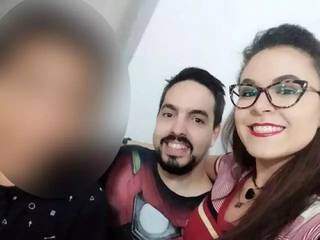 Casal com o menino que havia sido adotado em Ladário, em 2019. (Foto: Arquivo)
