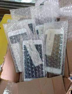 Celulares da marca iPhone, que o motorista tentou esconder durante apreensão. (Foto: Divulgação)