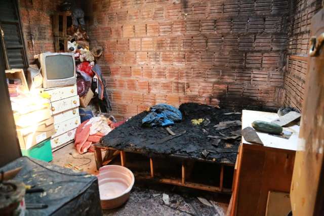 Com ci&uacute;mes da namorada, homem p&otilde;e fogo e destr&oacute;i quarto