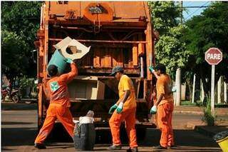 Garis trabalham na coleta de lixo em Dourados; taxa será cobrada a partir de janeiro. (Foto: Divulgação)