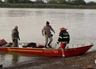 Corpo de Bombeiros após buscas no Rio Paraguai. (Foto: Diário Corumbaense)