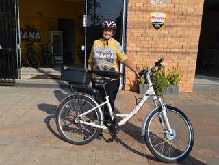 Dona Anitta com sua bicicleta em mais um dia de trabalho. (Foto: Vanessa Ayala)