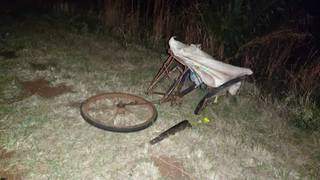 Bicicleta destruída após atropelamento na MS-276; homem morreu na hora. (Foto: Divulgação)