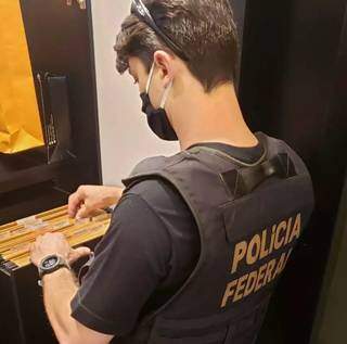 Policial federal cumpre mandado de busca da operação Compliance nesta quinta-feira. (Foto: Divulgação/PF)