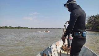 Corpo de Bombeiros realiza buscas pelas crianças desaparecidas no rio (Foto: Corpo de Bombeiros)