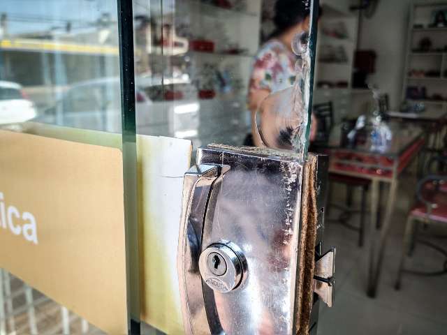 &Oacute;tica &eacute; arrombada durante a madrugada e ladr&atilde;o leva 15 rel&oacute;gios 