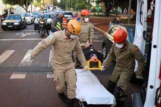 Bombeiros socorrem motociclista no Centro da Capital (Foto: Henrique Kawaminami)