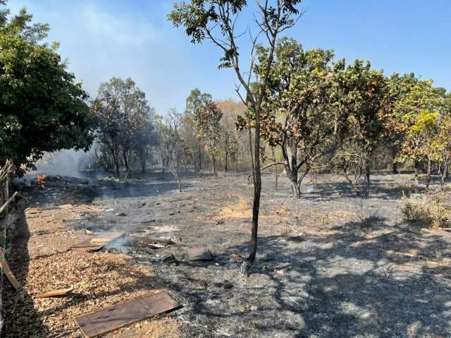 Entulho em terreno abastece queimada na regi&atilde;o do anel rodovi&aacute;rio