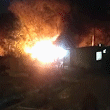 Na calada da noite, casa de madeira em área de desova de corpos é incendiada