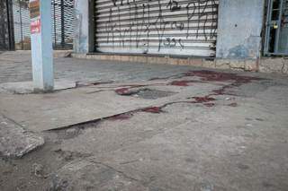 Calçada amanheceu suja com sangue de Rodrigo (Foto: Henrique Kawaminami)
