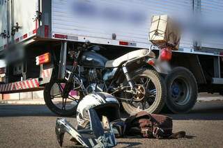 Motocicleta ficou em pé embaixo de caminhão. (Foto: Henrique Kawaminami)