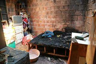 Móveis, eletrônicos e eletrodomésticos que estavam em quarto queimado foram destruídos. (Foto: Kísie Ainoã)
