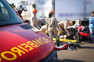 Bombeiros socorrem motociclista envolvindo em acidente. (Foto: Henrique Kawaminami)