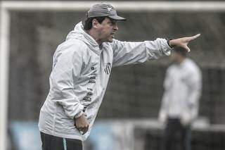Técnico Fernando Diniz passa orientações em treino do Peixe. (Foto: Santos FC)