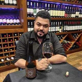 Sommelier Daniel Gomes Nascimento, um homem apaixonado pelo universo dos vinhos e dedicado a levar a experiência para o máximo de campo-grandenses. (Foto: Divulgação)