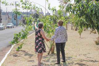 Dona Elvecy com dona Maria, uma das vizinhas que também ajuda a regar as plantas. (Foto: Marcos Maluf)
