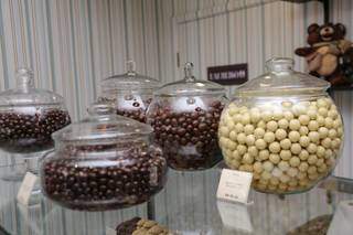 Drajas de chocolate são com recheios de café, liquor e cranberry. (Foto: Paulo Francis)