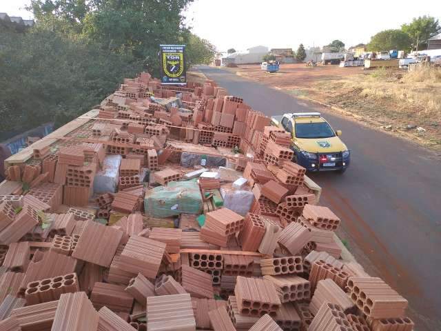 Carreta com 10 toneladas de drogas escondidas sob tijolos &eacute; apreendida na MS-040