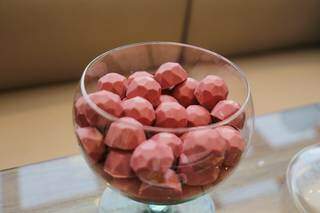 Chocolate Ruby é livre de corantes com recheio de creme de avelã. (Foto: Paulo Francis)