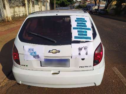 Com aviso no carro, pai foge de obra para levar mulher operada e filho para casa