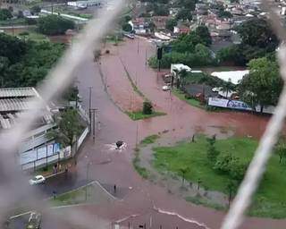Enchente na rotatória da Rua Rachid Neder, cena comum após temporais em Campo Grande. (Foto: Direto das Ruas)