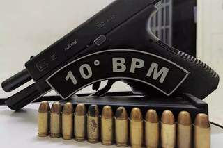 Arma e munições foram apreendidas pelo 10º Batalhão da Polícia Militar (Foto: Divulgação)