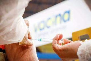Em Campo Grande, vacina da covid é aplicada em idoso. (Foto: Henrique Kawaminami/Arquivo)