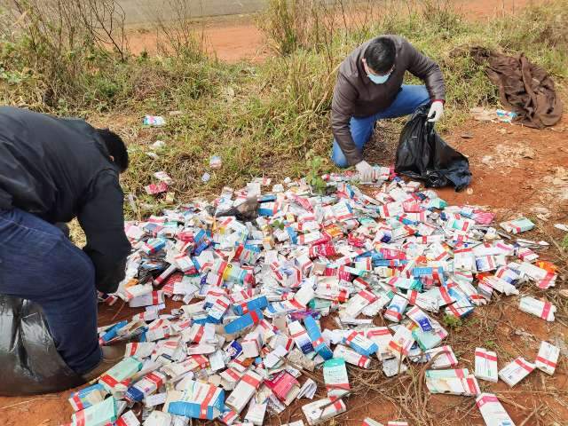 Caixas de medicamentos s&atilde;o descartadas em terreno de antigo aeroporto