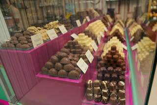 Tem chocolate para tudo quanto é lado na loja. (Foto: Paulo Francis)