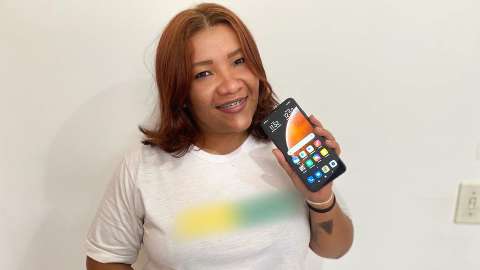 Após ajuda com celular “capenga”, cliente dá aparelho novinho à atendente