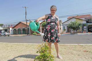 Dona Elvecy regando uma das plantinhas que plantou no canteiro da Fábio Zahran. (Foto: Marcos Maluf)